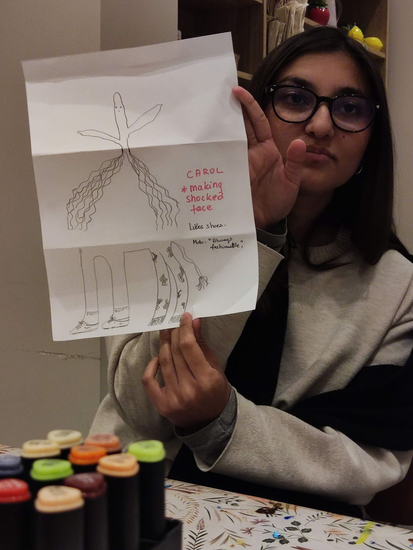 Participante montrant sa création de démarrage (dessin) pour un atelier d'écriture créative sur le thème de la mer