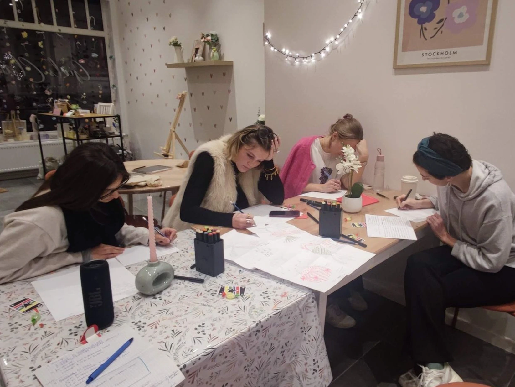 Participants d'un atelier d'écriture créative au Girls Club à Etterbeek, en pleine session d'écriture